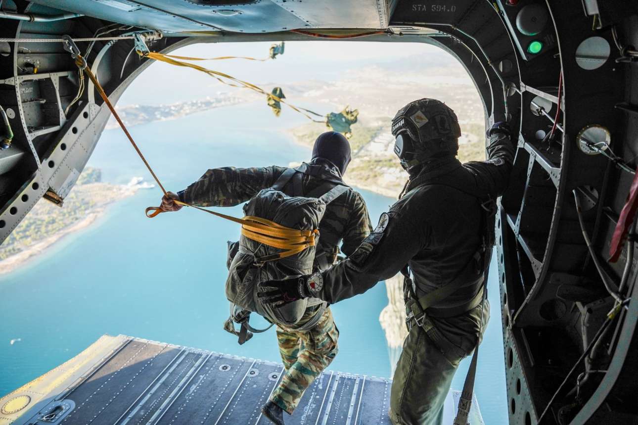 Ο Α/ΓΓΕΘΑ κάνει άλμα με αλεξίπτωτο από Σινούκ στα Μέγαρα [εικόνες]