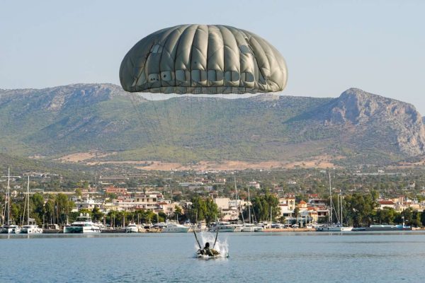 Ο Α/ΓΓΕΘΑ κάνει άλμα με αλεξίπτωτο από Σινούκ στα Μέγαρα [εικόνες]