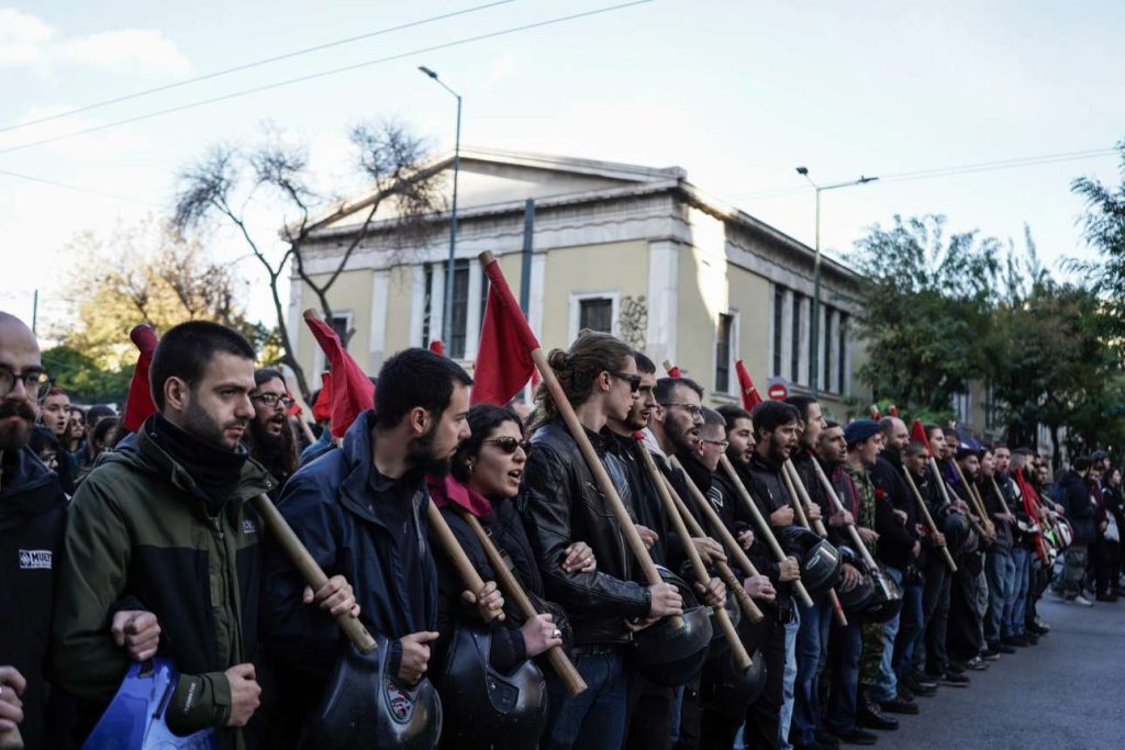 Χιλιάδες κόσμου στην πορεία για το Πολυτεχνείο