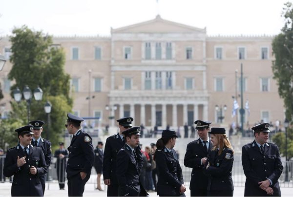 Χρυσοχοΐδης: Μοναδική περίπτωση στη Φρουρά της Βουλής ο 45χρονος αστυνομικός