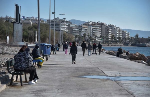 Ηπιος καιρός –με μικρό διάλειμμα τη Δευτέρα– μέχρι και τα Χριστούγεννα