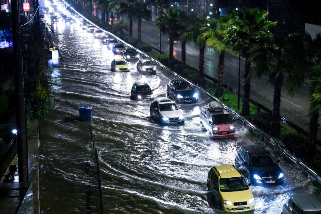 Ποιος φταίει για την Παραλιακή-«κανάλι της Βενετίας»; «Θα χρειαστούν δύο χρόνια για να λυθεί το πρόβλημα»