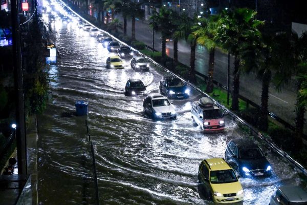 Ποιος φταίει για την Παραλιακή-»κανάλι της Βενετίας»; «Θα χρειαστούν δύο χρόνια για να λυθεί το πρόβλημα»