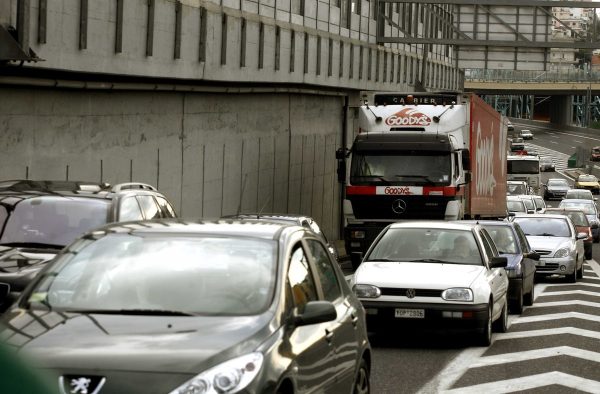 «Εμφραγμα» στην Αττική Οδό, έπεσε τσιμέντο στον δρόμο, έκλεισαν λωρίδες κυκλοφορίας