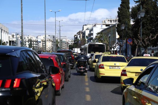 Tεράστιο μποτιλιάρισμα στην Κηφισίας – Μετ’ εμποδίων η κίνηση και στην Αττική Οδό