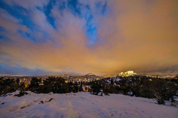 Καιρός: Χιόνια και χιονοκαταιγίδες μέσα στην Αττική