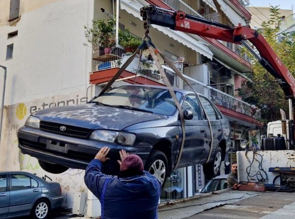 Επιχείρηση-«σκούπα» στη Θεσσαλονίκη: Μάζεψαν δεκάδες παρατημένα δίκυκλα και ΙΧ