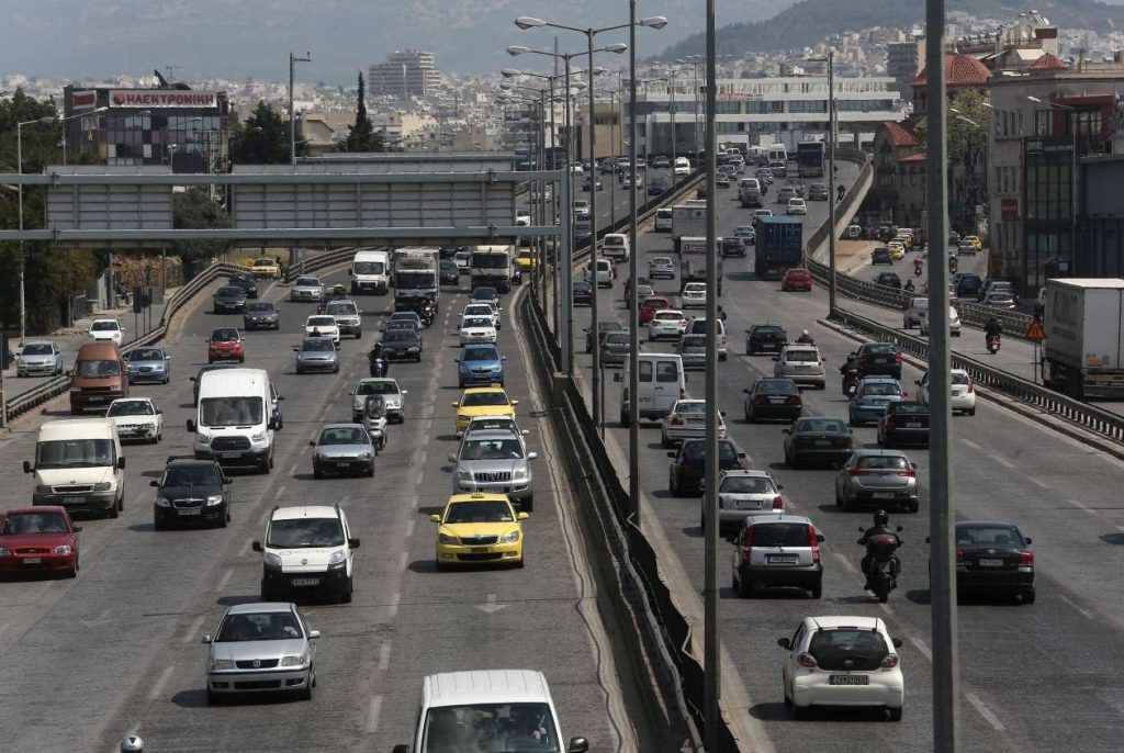 Χάος ξανά στον Κηφισό: Επεσαν χώματα στον δρόμο – από δύο λωρίδες μόνο η κυκλοφορία