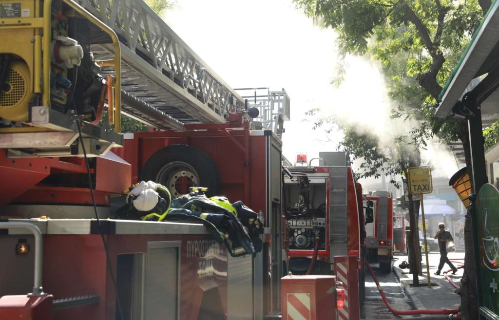 Φωτιά σε εγκαταλελειμμένο κτίριο – έκλεισε η Ιπποκράτους