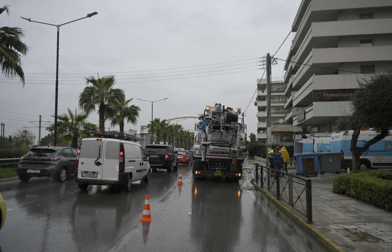 Κομφούζιο στους δρόμους της Αθήνας από τη συνεχή βροχόπτωση – Xιόνια και στην Πάρνηθα