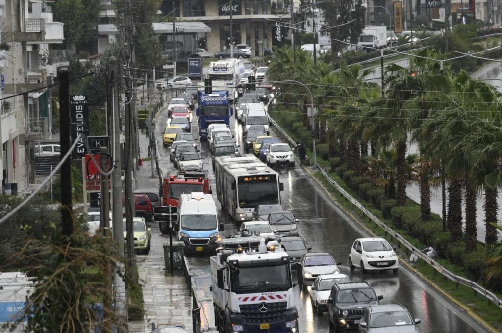 Κομφούζιο στους δρόμους της Αθήνας από τη συνεχή βροχόπτωση – Xιόνια και στην Πάρνηθα