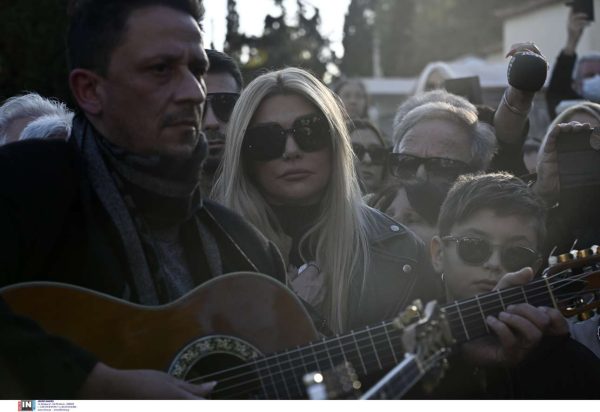 Συγκίνηση στην κηδεία της Καίτης Γκρέυ