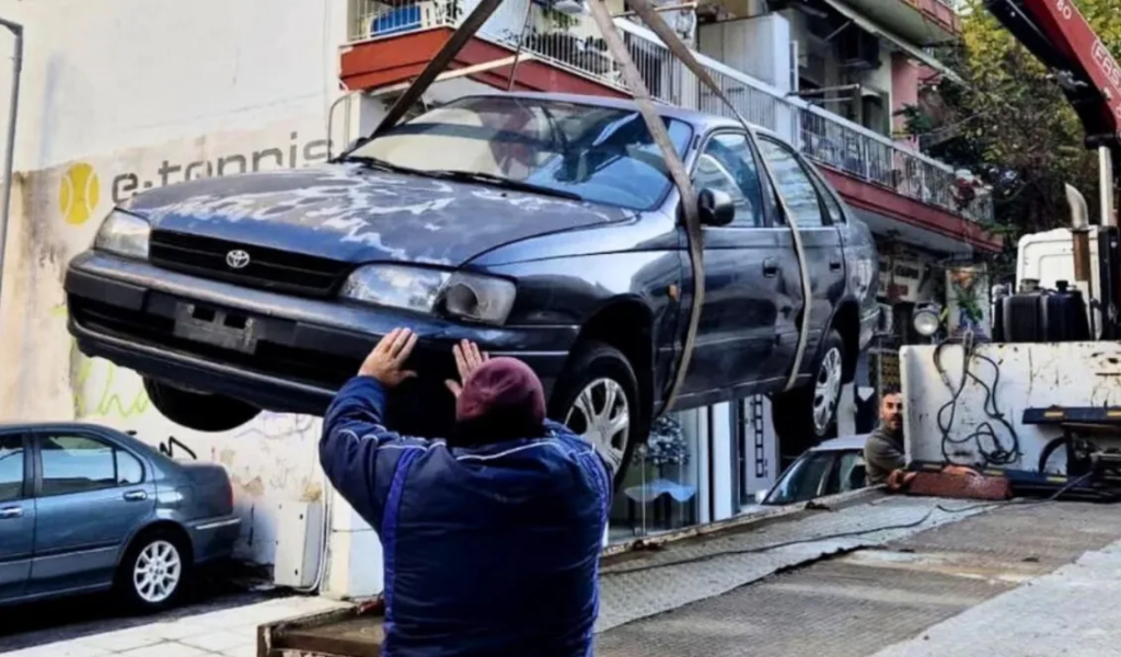 Επιχείρηση-«σκούπα» στη Θεσσαλονίκη: Μάζεψαν δεκάδες παρατημένα δίκυκλα και ΙΧ