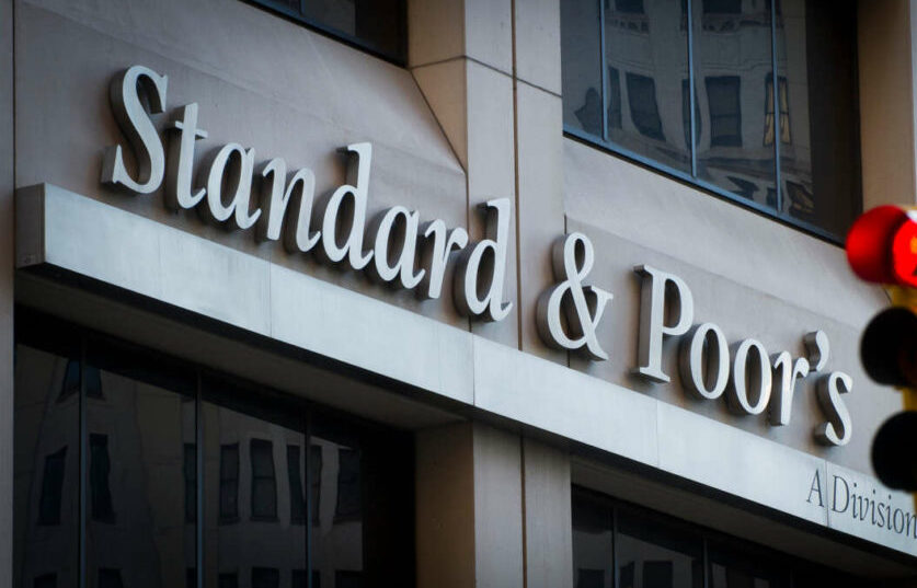 Η S&P αναβάθμισε τις ελληνικές τράπεζες – Επενδυτική βαθμίδα για Εθνική και Eurobank