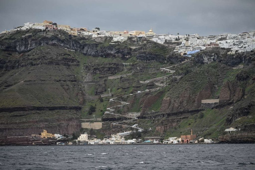 Σαντορίνη: Νέο «μπαράζ» σεισμικών δονήσεων μετά τα 5,3 Ρίχτερ