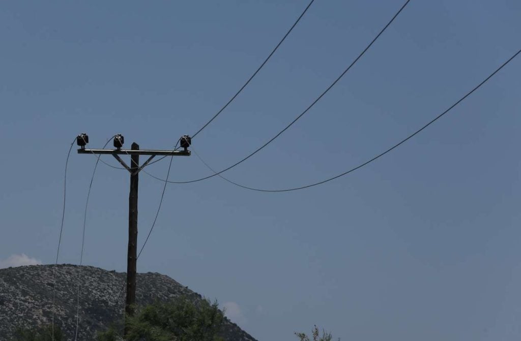 Eργατικό ατύχημα στη Βούλα – αγωνία για τρία άτομα σε γερανοφόρο