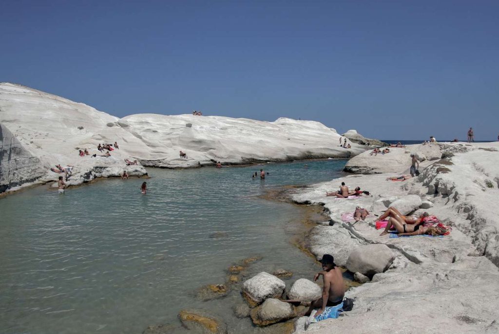 Μήλος: «Παγώνουν» όλες οι οικοδομικές άδειες σε περιοχές όπως το Σαρακήνικο και η Αχιβαδόλιμνη